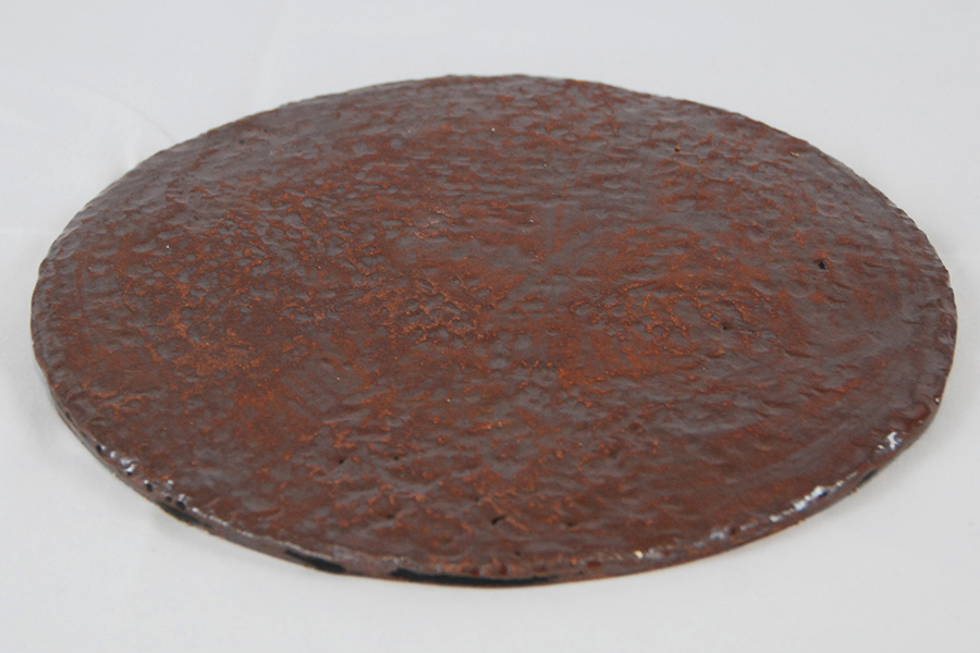 Plaque ronde pour poser des kokedamas, émaillé rouge rouille.