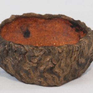pot rond pour plante d'accompagnement, très sculpté, émail sombre