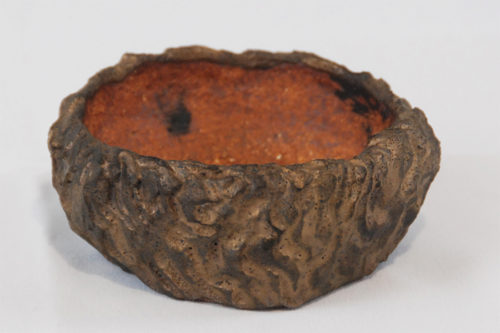 pot rond pour plante d'accompagnement, très sculpté, émail sombre