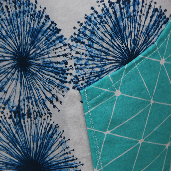 Tablier en tissu léger motifs bleus sur fond blanc